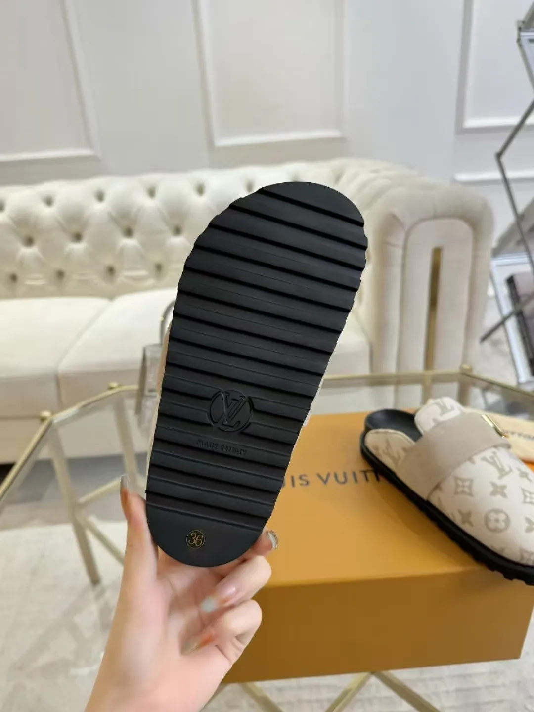 p560 High version women's toe-cap slippers ✨ **LV classic toe-toe slippers | Eternal elegance, starting from the toes** ✨ This pair of **Louis Vuitton classic toe-toe slippers** is an **eternal legend** in the fashion industry, and every detail tells **luxury and taste**. ... **Versatile, no matter the style**: ▪ Pair with jeans, casual and high-end ▪ Pair with a dress, elegant and lazy ▪ Commuting or dating, easily manage various occasions 💖 **Fashion icons are wearing it**, what are you waiting for?   **Owning it means owning an eternal classic**! ✨ #Louis Vuitton #LV slippers #Advanced sense of wear #Classic never goes out of style Fabric: Classic jacquard fabric Lining: Sheepskin lining Sole: Original rubber sole Size: Female 35-41 Male 38-46